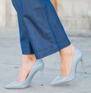 Sydne-Style-wears-M-Gemi-blue-leather-pointy-toe-pumps-for-spring-shoe-trends