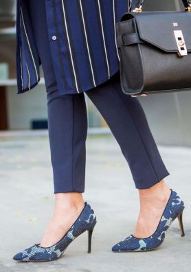 Sydne-Style-wears-sole-society-printed-pumps-in-blue-and-black-shoes