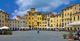 Lucca tourist piazza 2
