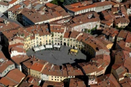 Lucca tourist piazza