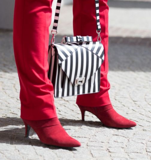 rote-Stiefeletten-mit-Handtasche