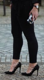 back_to_black__skinny_jeans_and_wrap_top_all_black_pregnancy_street_style_by_uk_fashion_blogger_lauren_maria3