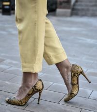 el-blog-de-silvia-rodriguez-street-style-080-barcelona-fashion-yellow-suit-bulgari-bag-escorpion-blogger-influencer (15)