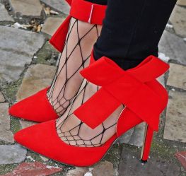 7_red_shirt_fur_waist_red_heels_karyn_blog_modowy_120218