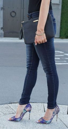 c-fall-outfit-dark-blue-skinny-jeans-purple-floral-heels-768x994